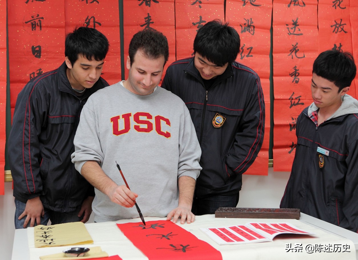 春节贴对联的习俗的由来,春节贴对联还是初七贴对联