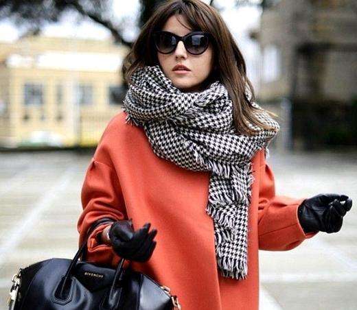 围巾怎样系秒变内搭,围巾自己织的怎么系