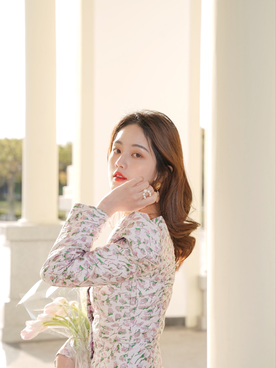 碎花连衣裙怎么拍出高级感,小碎花连衣裙配什么花拍照