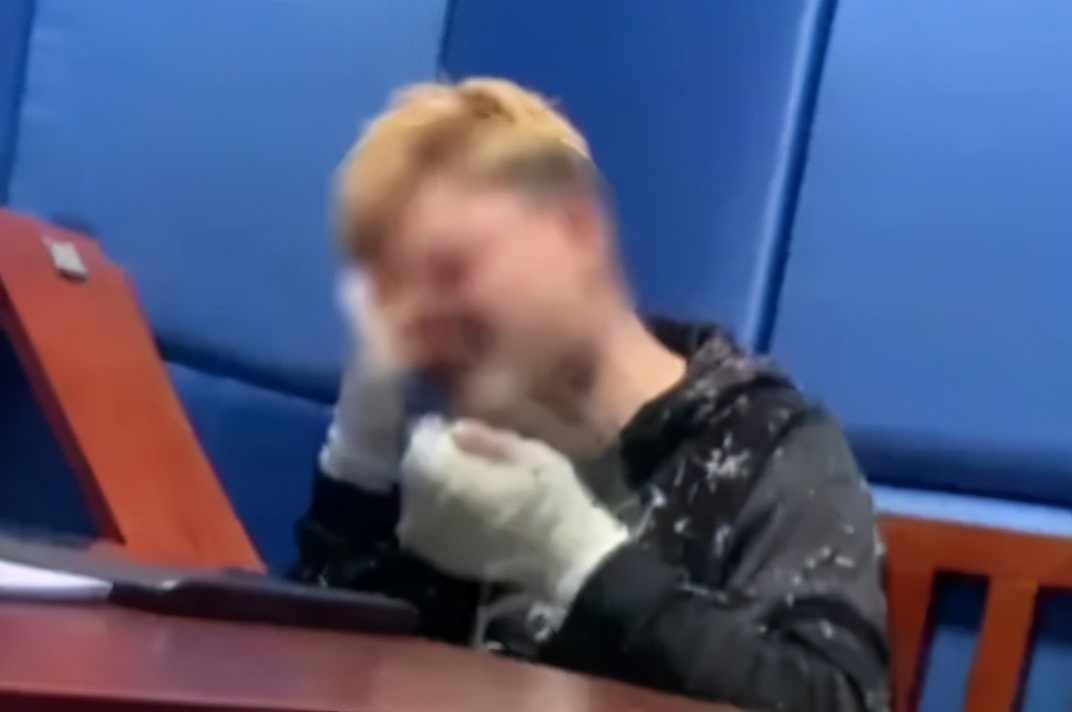 一开门就爆炸,一打开手机消息都炸了