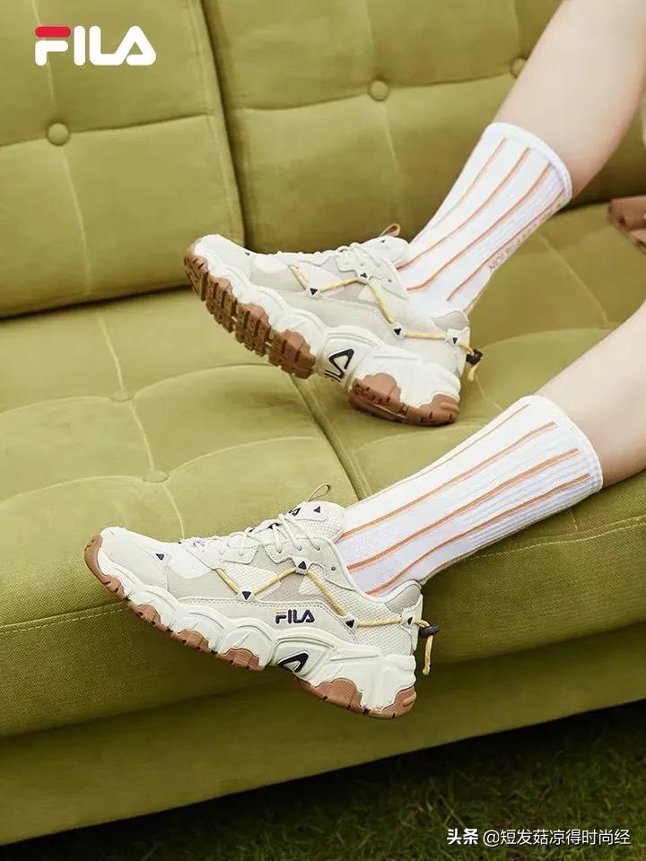 今年很流行的老爹鞋紫色配色,秋冬款老爹鞋百搭推荐