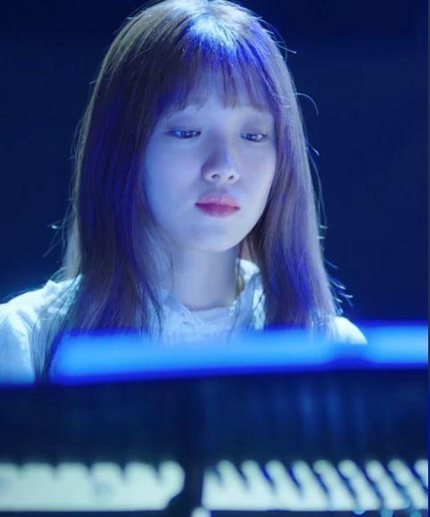 李圣经粉色衣服走秀,李圣经走秀照片