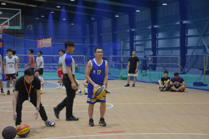 在叩丁狼1024怎么过？当然是“打爆”校长，挑战高颜值篮球博主