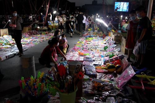 小伙摆地摊卖蔬菜一年赚了1350万,摆摊小伙月入10万