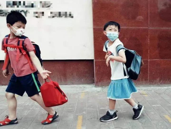 儿子被同学掀裙子了，怎么办？|不用逼孩子处处像男生