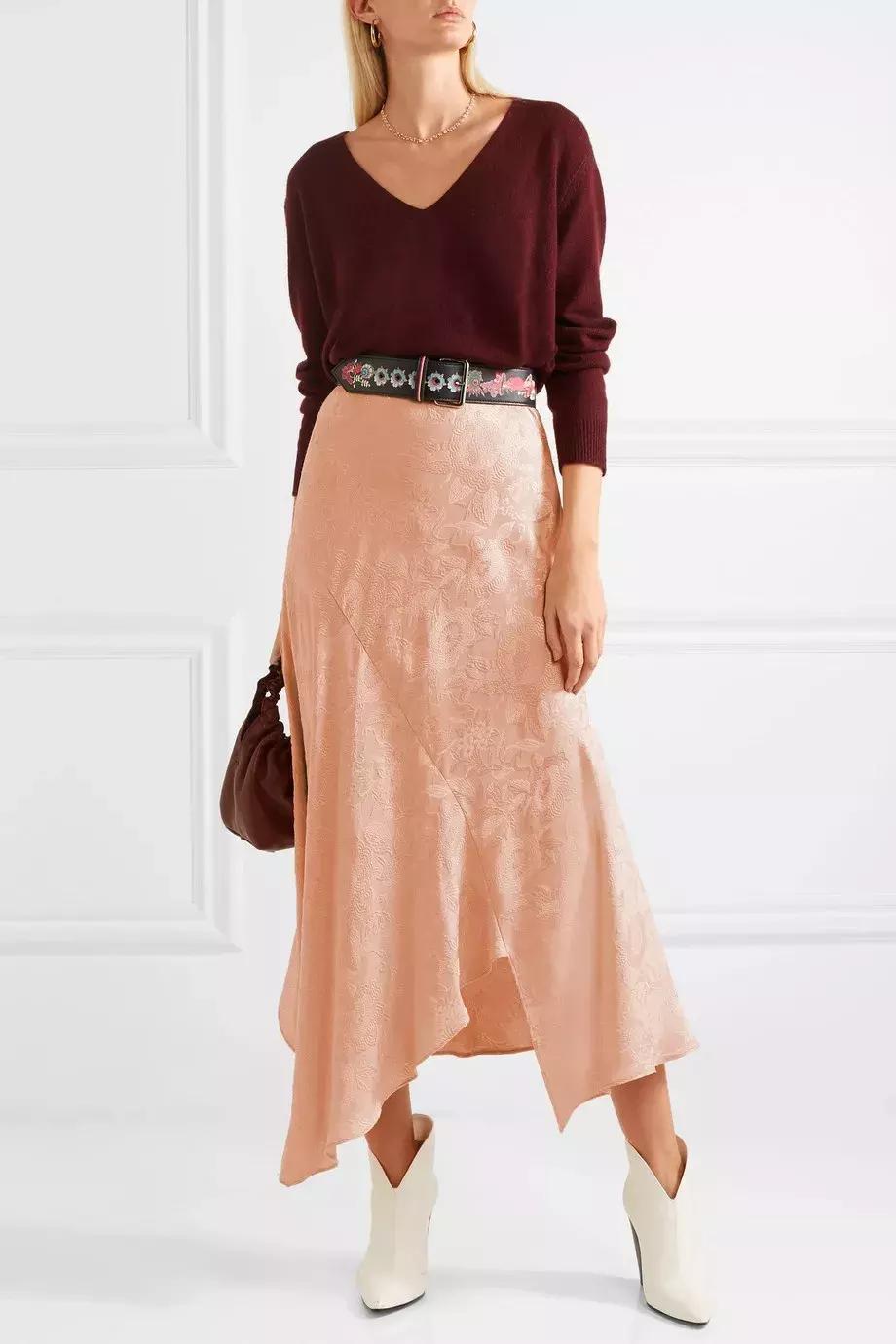 天气回暖怎么穿?裙子+运动鞋是时尚人群中热度最高的搭配法则