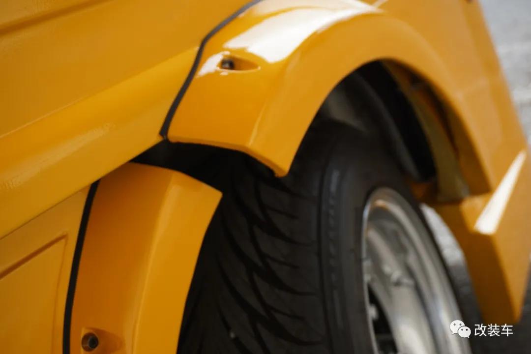 中置四驱五速手动的双门超跑，今晚我在秋名山等你