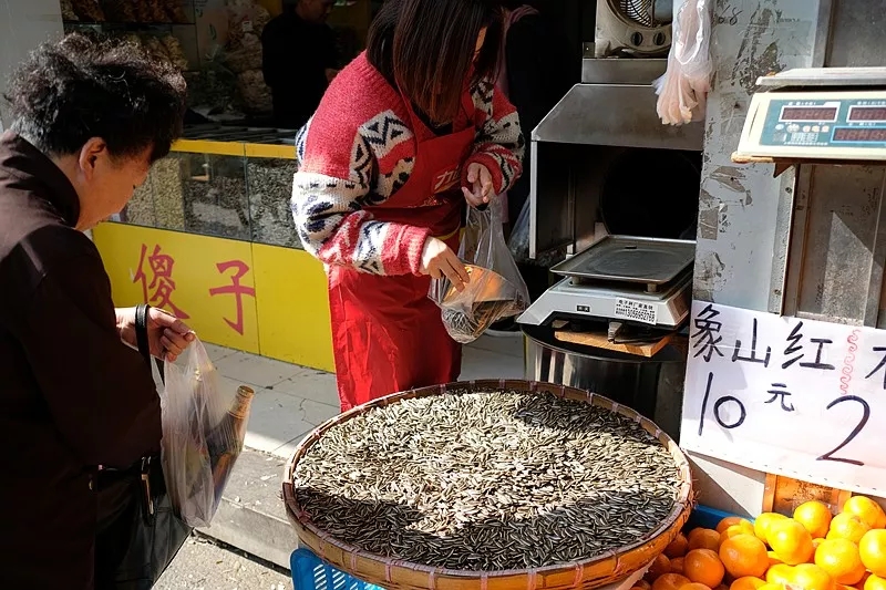 两百年呼童街，一百米烟火路，尝尝这里的美食吧