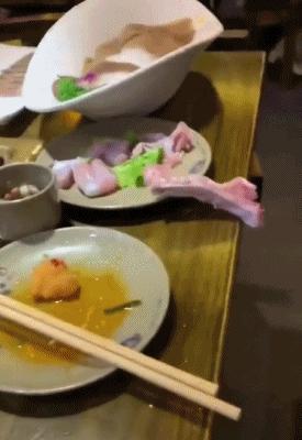 搞笑gif铁砂掌,铁砂掌传人一掌劈开十块砖头