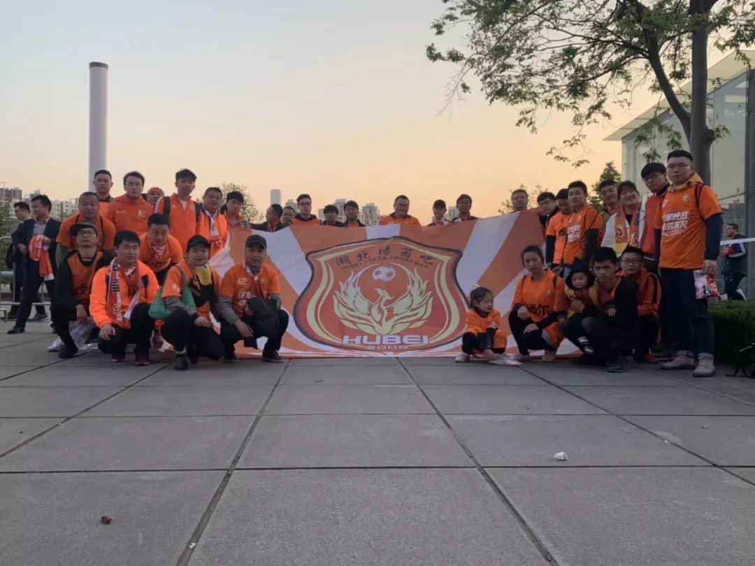 武汉卓尔球迷远征南京,从武汉开往省外的火车