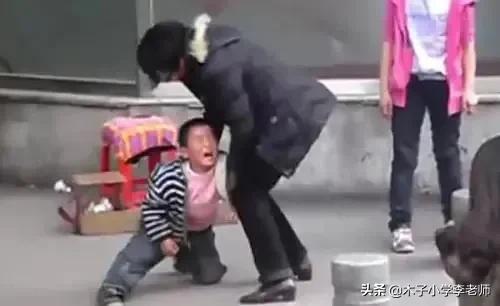 孩子在商场哭闹着要买玩具,孩子在商场要玩具哭闹视频