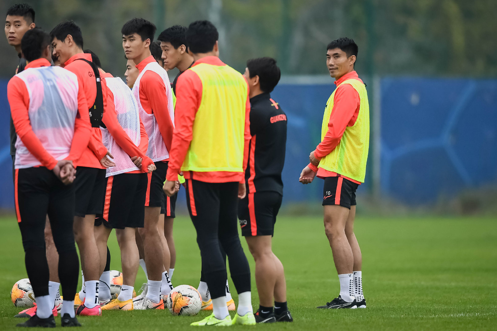 中国足球球迷悲伤的视频,中国足球场上球迷哭泣配乐