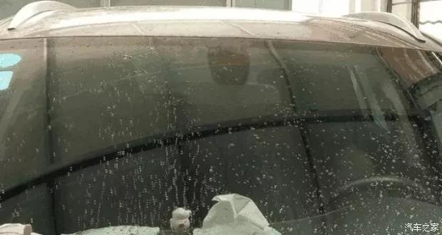 前挡风玻璃贴膜模糊朦胧怎么处理,前挡风玻璃模糊刮不干净怎么处理