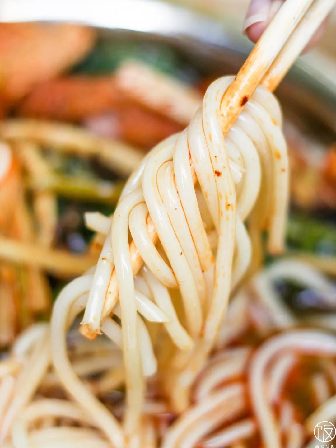 又香又臭的螺蛳粉太美味了,又臭又香螺蛳粉真的很好吃