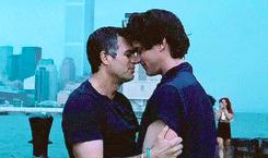 第一次被男生搂肩,第一次被男生拉手搂腰什么感觉