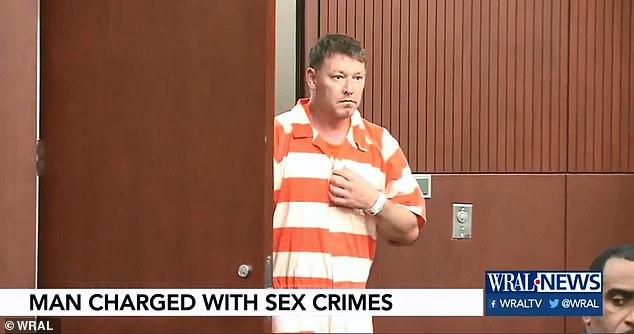 女儿不到两岁，美国兽父拍摄其不雅照，分享到网络与人分享和讨论