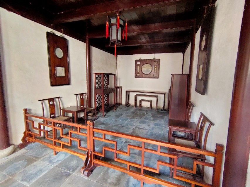 现实和画卷就隔着一扇门的距离，我推开苏州网师园的大门，流泪了