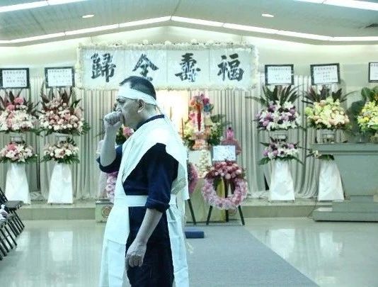 排队等土葬！亡母病逝两个月今日终于设灵视帝瞻仰仪容依然心痛