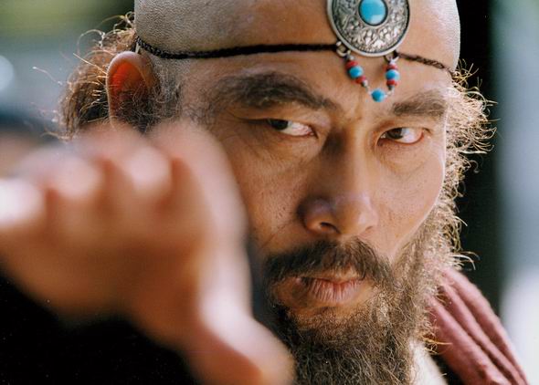 鸠摩智和金轮法王是一个人演的吗,鸠摩智和金轮法王同一个人演的