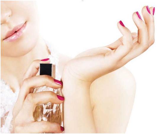 女大学生为约会，被一瓶香水下了“白斑咒”，白癜风可要注意了