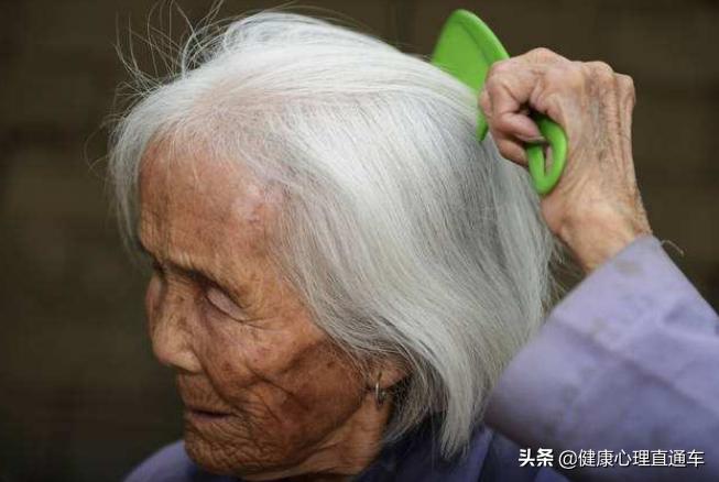 一夜白头可能吗？可能是缺少维生素，教你如何白发变黑发