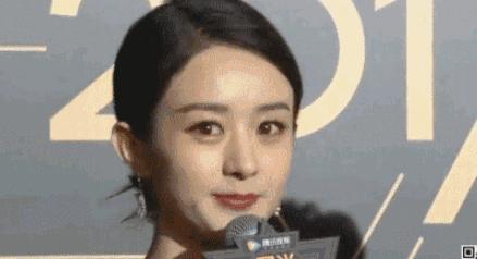 杨幂赵丽颖冻到飙泪,赵丽颖走红毯冻人