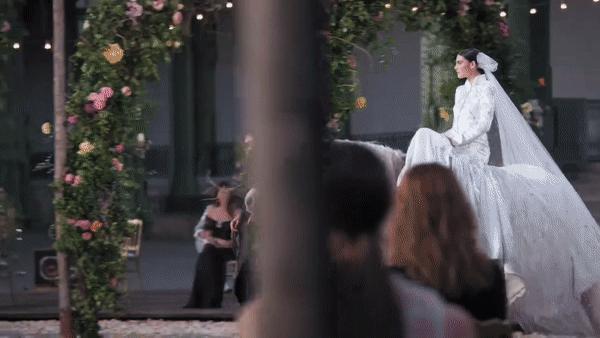 VOGUE发起假货挑战？百万高定0成本还原，设计师：小丑是我