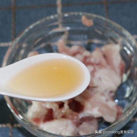 大白菜炒豆干五花肉,豆干炒五花肉教学视频