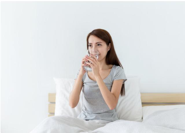 早晨第一杯水是蜂蜜水好吗,早上一杯蜂蜜水好还是淡盐水好