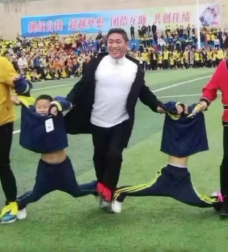 这就是90后爸爸带娃方式,爸爸的带娃方法是不是最好的