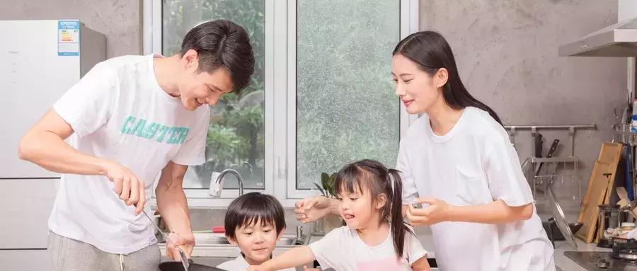 李晨和范冰冰合作不尴尬吗,李晨陪伴范冰冰一起做公益