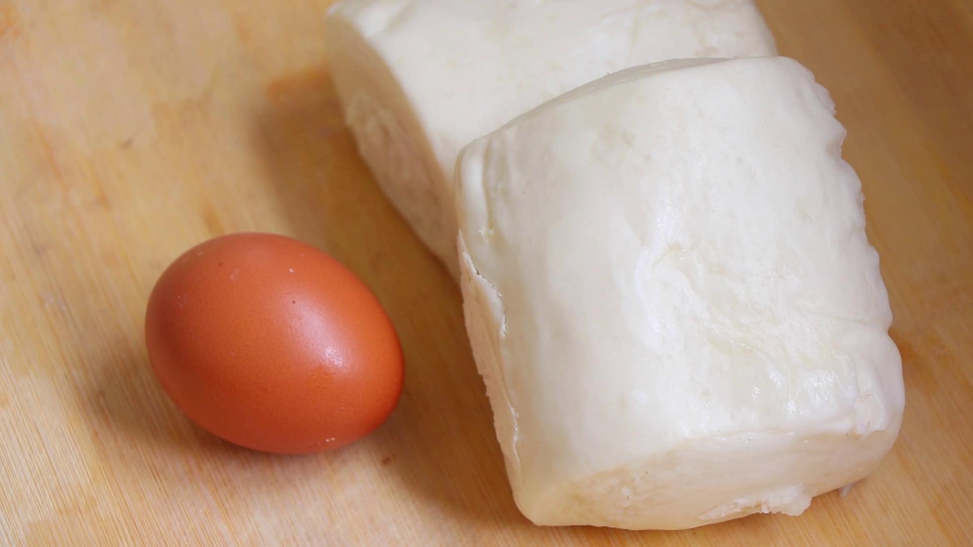 炸馒头片为什么要先蘸一下凉水,炸鸡蛋馒头片怎么做又嫩又好吃