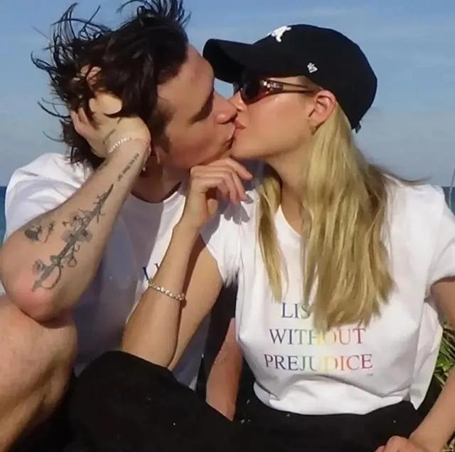 贝克汉姆成长史 (贝克汉姆年轻时和儿子对比)