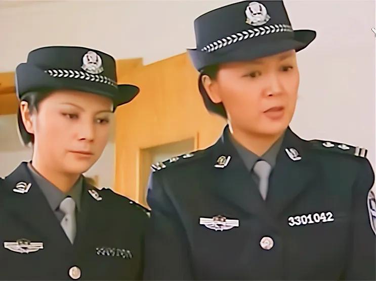 70年代穿白色警服的警察一身正气,监狱警察警服变迁史