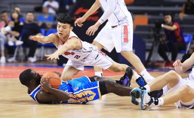 西热力江超远三分挑战赛,西热力江7记三分助新疆