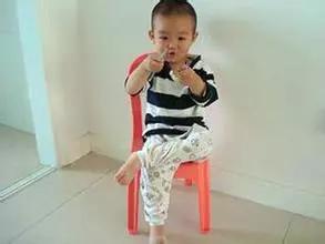 孩子错误的坐姿对身体有什么危害,错误的坐姿对身体有什么危害