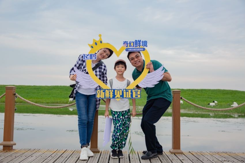 “鲜行”北纬47°黄金奶源带，爱婴岛与斓曦寻找飞鹤“鲜活”之源