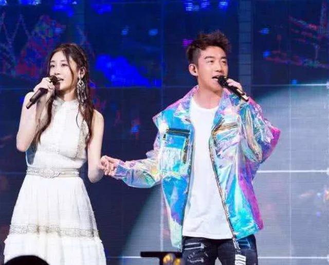 郑恺与苗苗现身私立医院,郑恺回应和苗苗一家人同住视频