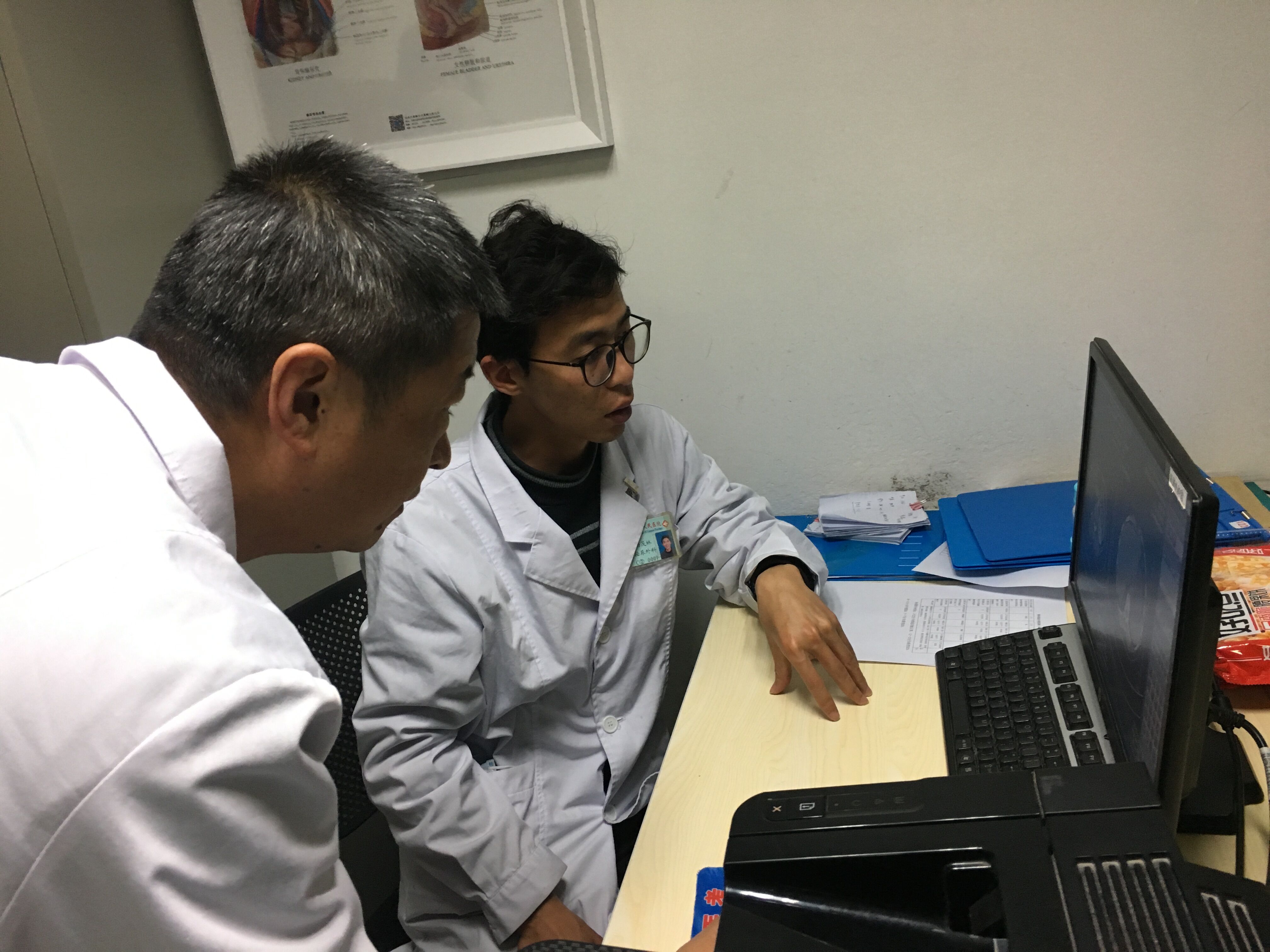 省一院成功实施经阴道腹腔镜下去顶术，该无瘢痕手术式尚属我省首例