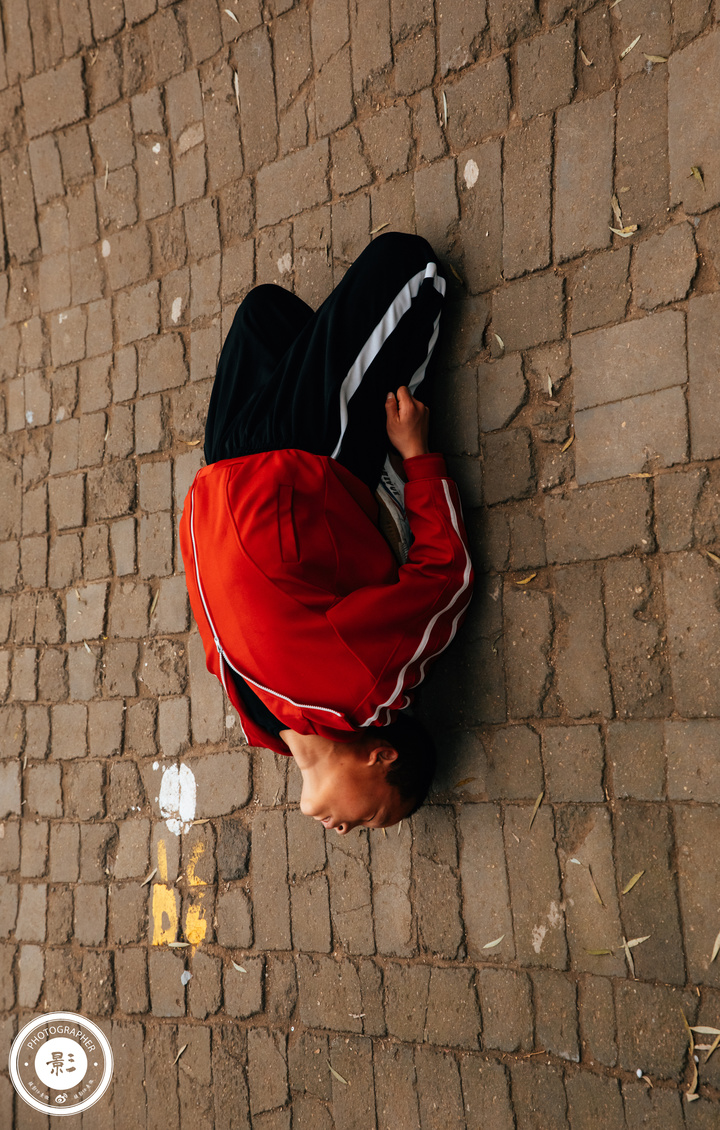 河南嵩山少林寺中心武校,有个很小的孩子在少林寺学武术