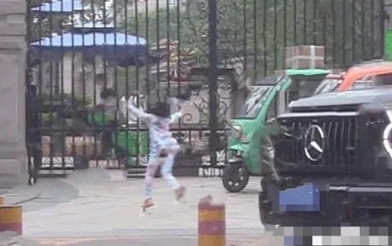 贾乃亮现李小璐住所新闻,贾乃亮直播间解释李小璐