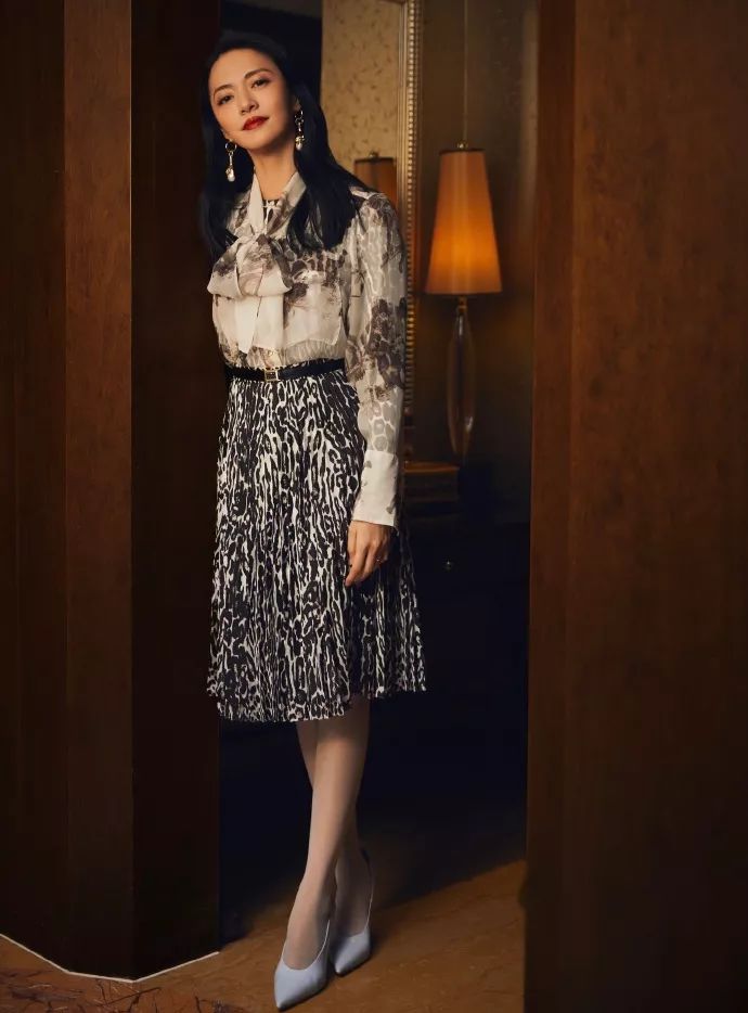 姚晨又把衬衫穿出高级范,姚晨穿紫色衬衫内搭黑色吊带裙