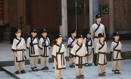 汉服究竟能不能弘扬传统文化作文,汉服到底能不能弘扬传统文化