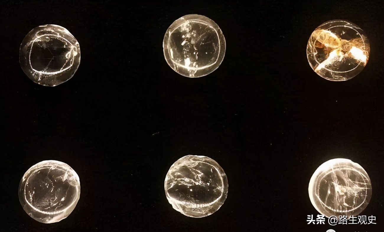 马步芳盗挖青海都兰古墓，派1个工兵营进驻，拿走金银器留下丝绸