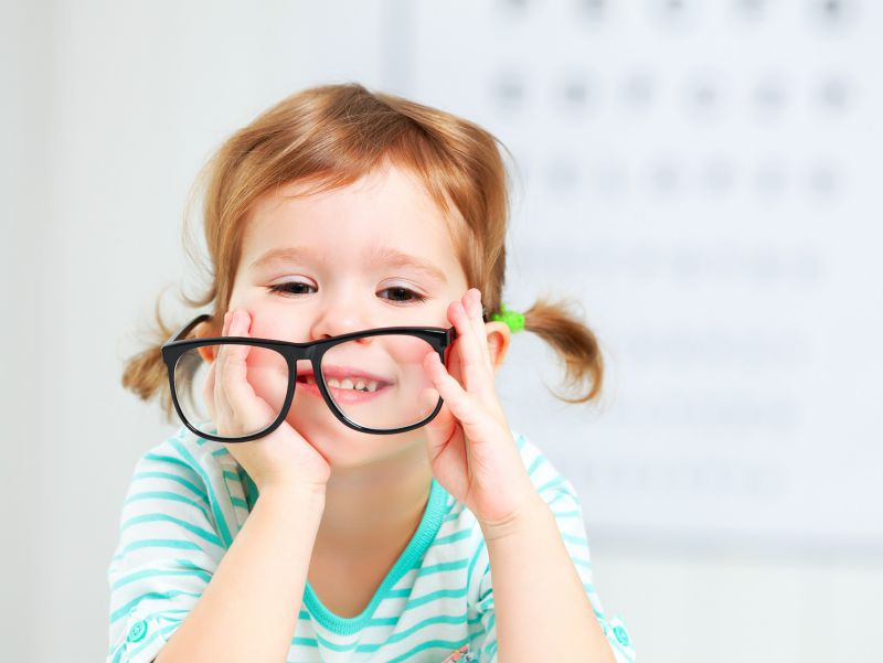 孩子眼睛近视了怎么办呢,孩子眼睛0.8算近视吗