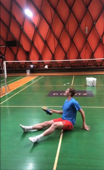 羽坛天王林丹吊打全世界选手,世冠足球用球