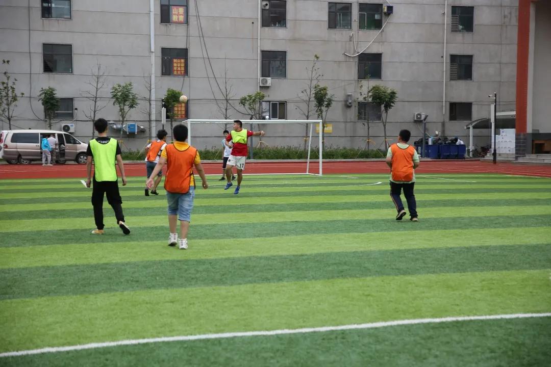 青青绿茵场浓浓校园情-----临沂大岭小学举行毕业足球告别赛