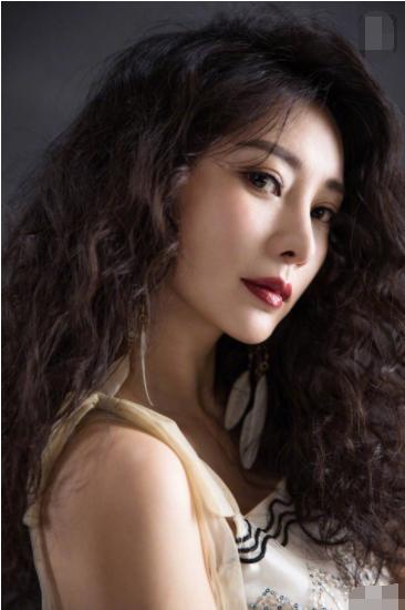 柳岩吊带睡裙现身机场,柳岩护士装是什么节目