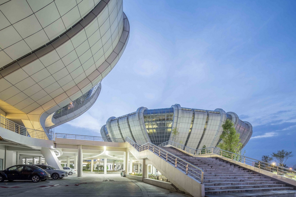 映山独玉苍，滨水双杜鹃--浙江苍南体育中心