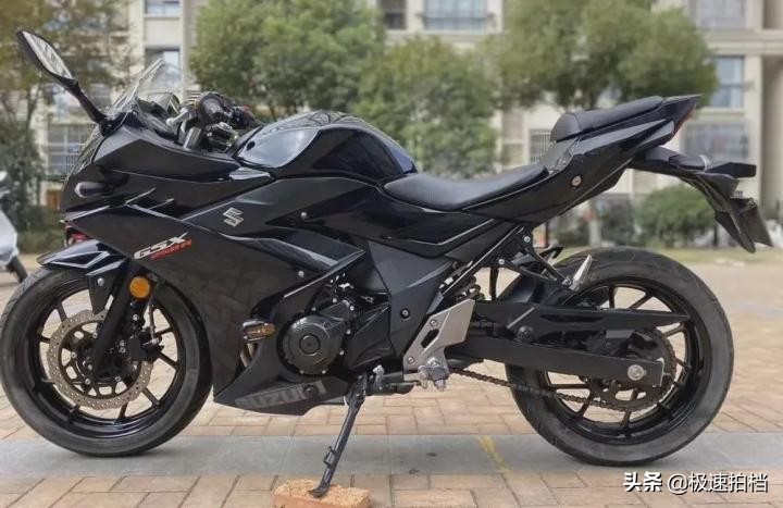 超跑敞篷红色不高于150万,四座敞篷超跑20万左右